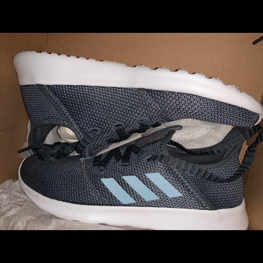 Adidas women 7.5 sneaker new in box